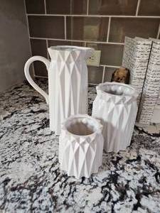 lot 70 image: Modern Dcor Staging Items White