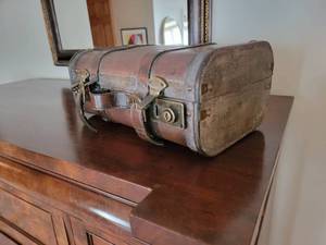 lot 88 image: Vintage Inspired Luggage Box
