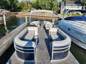 lot 21S image: 2023 Bennington 25 SXSR Tri Toon - Located in Smiths Bay on Lake Minnetonka