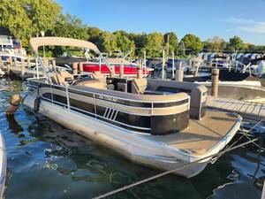 lot 13S image: 2022 Bennington 25 LCW Tri - Located in Smiths Bay on Lake Minnetonka