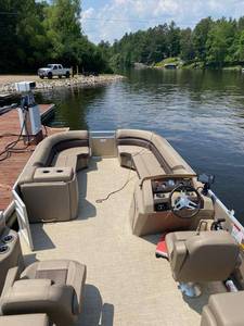 lot 29ER image: 2022 Bennington 25 SSRX Tri Toon - Located in Eagle River, WI 54521