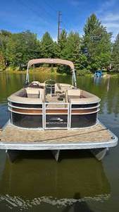 lot 26ER image: 2022 Bennington 25 SSRX Tri Toon - Located in Eagle River, WI 54521