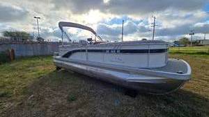 lot 31ER image: 2023 Bennington 23 SX Tri Toon - Located in Eagle River, WI 54521