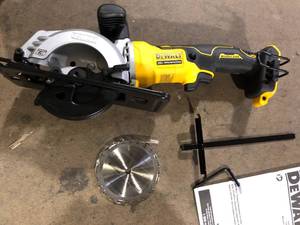 DEWALT ATOMIC 20V MAX Cordless Brushless 4-12 in. Circular Saw (Tool Only)   Customer Returns See Pictures