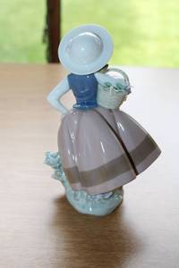 lot 4 image: Lladro Porcelain Figurine of Girl with Basket