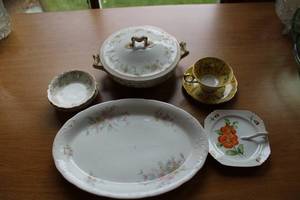 lot 8 image: Assorted Vintage Porcelain Dishware Set