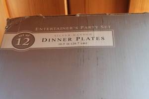 lot 20 image: Entertainers Party Set of 12 Dinner Plates and Plastic Storage Containers