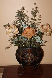 lot 49 image: Decorative Vase with Faux Floral Arrangement and Elegant Picture Frames Set