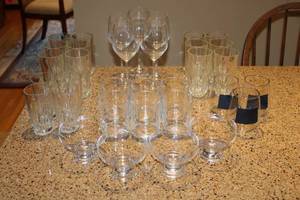 lot 77 image: Mixed Set of Drinking Glasses and Wine Glasses