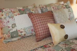 lot 89 image: Quilted Bedding Set with Decorative Pillows
