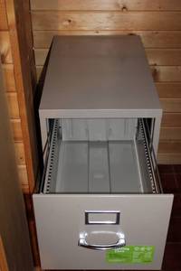 lot 130 image: 2-Drawer Metal Filing Cabinet