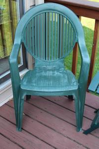 lot 152 image: Outdoor Patio Set with 2 Green Plastic Chairs and Side Table