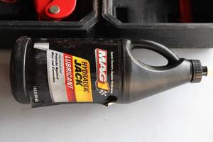 lot 163 image: Hydraulic Floor Jack & MAG 1 Hydraulic Jack Lubricant