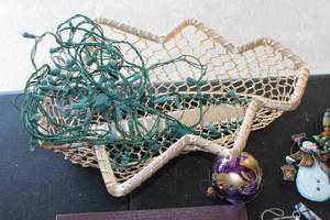lot 176 image: Lot of Assorted Christmas Decorations and Ornaments
