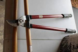 lot 179 image: Lot of Garden Maintenance Items and Decorative Pots