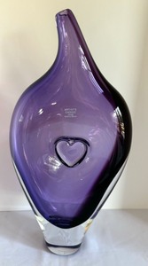 lot 44 image: Kosta Boda Art Glass Artist Choice 15.5 Bali Vase Purple Heart Vase