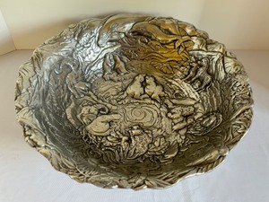 lot 54 image: Vintage 1995 Arthur Court Natures Watch Serving Bowl