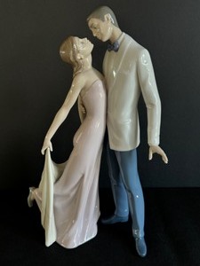 lot 45 image: Lladro Porcelain Happy Anniversary Figurine 6475