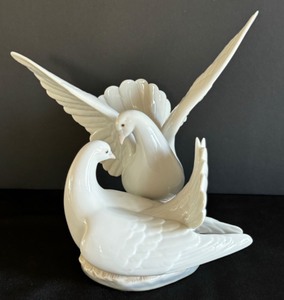 lot 101 image: Lladro Porcelain Figurine Love Nest 6291