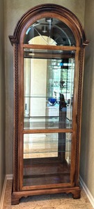 lot 98 image: Howard Miller Collectors Cabinet  Howard Miller Display Cabinet