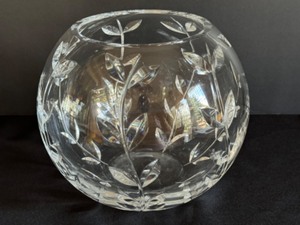 lot 53 image: Tiffany & Co Floral Vine Crystal Bowl