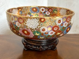 lot 104 image: Japanese Satsuma Millefleur Bowl with Stand  1000 Flower Kutani Japanese Satsuma Millefleur Bowl