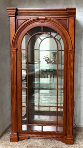 lot 25 image: Antiques Roadshow Display Cabinet by Pulaski