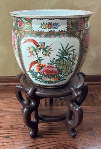 lot 110 image: Vintage Rose Famille Style Cachepot  Decorative Chinese Planter