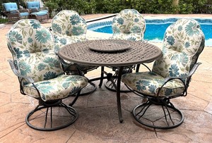 lot 124 image: Metal Patio Table with Four Chairs