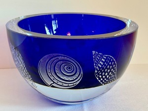 lot 131 image: Stunning Seashell Design Hand Blown Art Glass Bowl
