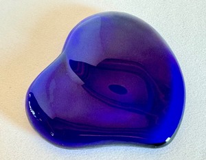 lot 17A image: Elsa Peretti Tiffany & Co Cobalt Blue Heart Paperweight