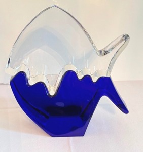 lot 23 image: Baccarat Crystal Two Piece Fish Sculpture  Baccarat Crystal Fish Puzzle Sculpture