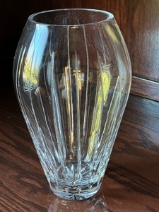 lot 275 image: Beautiful Crystal Vase