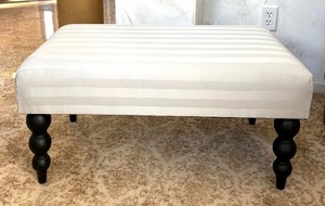 lot 181 image: Lovely Upholstered Bench