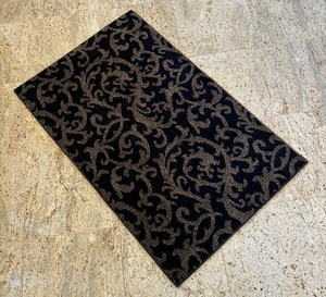 lot 184 image: Classy Rug