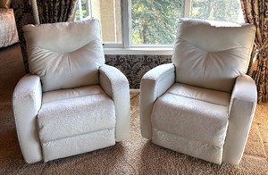 lot 187 image: Pair of Palliser White Leather Recliners