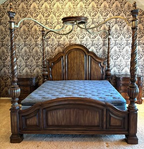lot 16 image: Casa Cristina King Bed by Pulaski Furniture