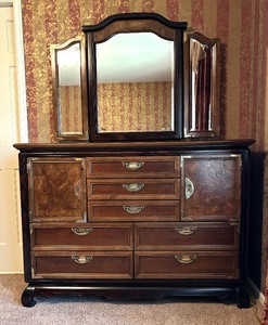 lot 197 image: Broyhill Premier Dresser with Mirror