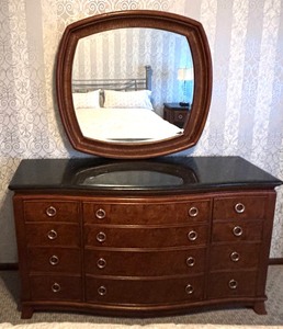 lot 261 image: Schniedermans Dresser with Mirror