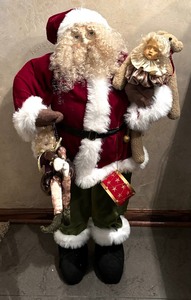 lot 276A image: Mark Roberts Santa Figurine