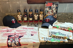 lot 282 image: Minnesota Twins Baseball Grouping