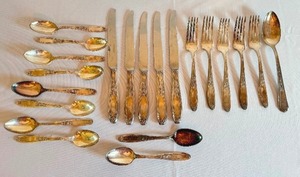 lot 432 image: Vintage 1847 Rogers Bros Flatware