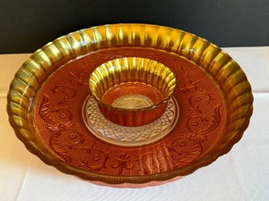 lot 389 image: Beautiful Glass Chip and Dip Serving Set
