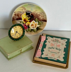 lot 32 image: Vintage Ladies Vanity Items Including a Charles of the Ritz Sachets Book, a CYMA Rhinestone Tabletop Clock & More