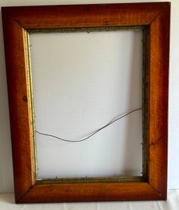 lot 39 image: Vintage Wood Picture Frame With Inner Gold Ribbing Decoration
