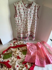 lot 92 image: Vintage Grouping of Ladies Kitchen Aprons in A Variety of Patterns and Colors