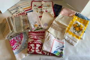 lot 93 image: Vintage Collection of Various Kitchen Linens including Towels, Cloths, Napkins, Tablecloths and Centerpieces