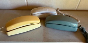 lot 124 image: Vintage Collectible Bell & Radio Shack TELEPHONES Push Button Slimline Series