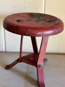 lot 127 image: Antique Primitive Red Metal MILKING STOOL with Chippy Paint 