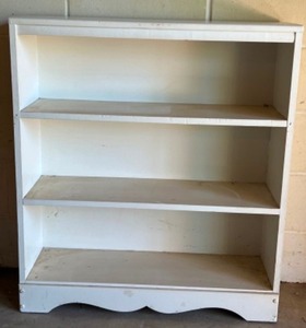 lot 152 image: WHITE WOOD BOOKSHELF with Scalloped Edge Detail